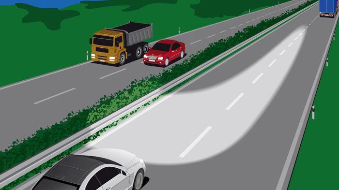 Η νέα B-Class θα εξοπλίζεται προαιρετικά με το σύστημα ILS, μέσω του οποίου τα φωτιστικά σώματα προσαρμόζουν αυτόματα τη λειτουργία τους ανάλογα με τι